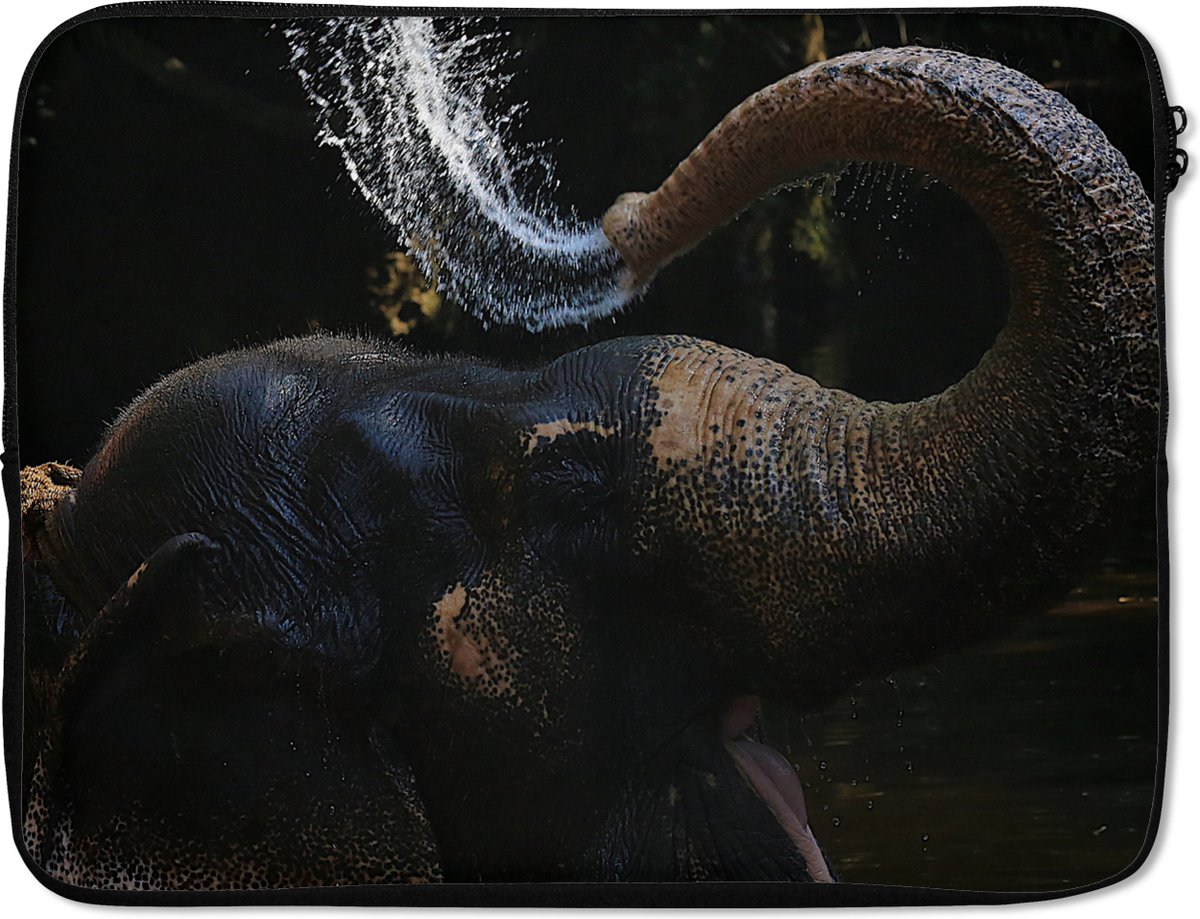 Laptophoes 15.6 inch - Olifant - Water - Slurf - Dieren - Natuur - Laptop sleeve - Binnenmaat 37x26 cm - Zwarte achterkant