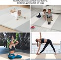 Collage van baby's en volwassenen op een gestreepte speelmat, ook voor yoga.