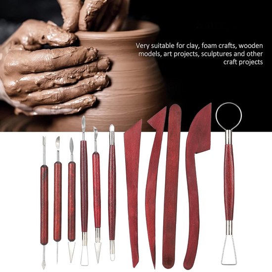 Een set van 11 kleigereedschappen met houten handvatten, met een achtergrond van handen die aan klei werken.