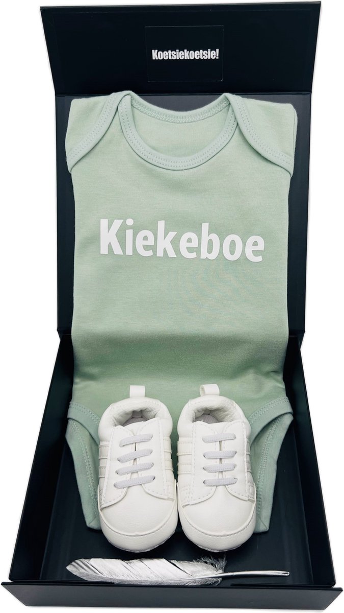 Goedkoopste Kraamcadeau baby - romper, muziekmobiel en babyschoentjes - keuze uit verschillende sneakers - Kan ook rechtstreeks als cadeau worden vertuurd - kraamkado unisex - babyshower