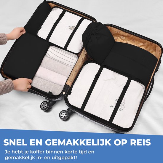 Handen plaatsen witte en gestreepte kleding in een zwarte packing cube in een koffer.