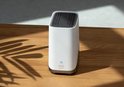 Witte Eufy Homebase 3 op een houten tafel.
