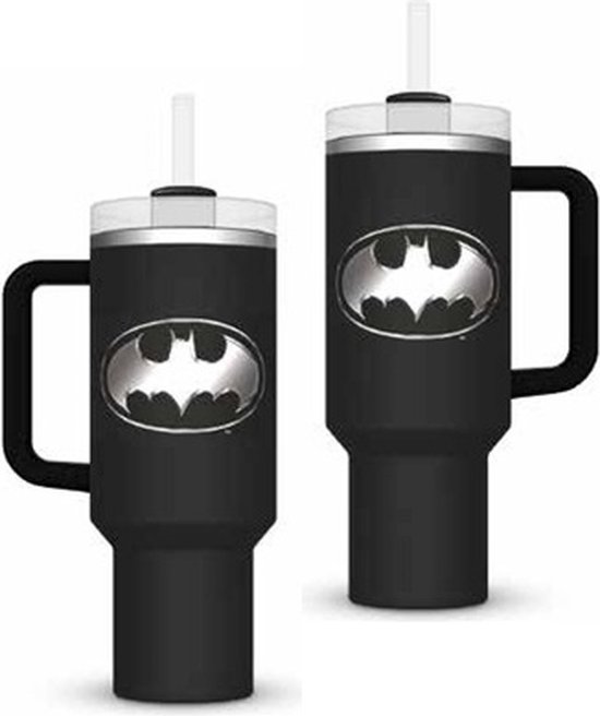 Twee zwarte mokken met Batman-logo in reliëf en rietjes.
