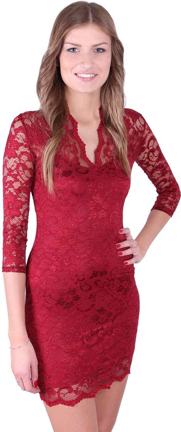 Robe rouge foncé en dentelle