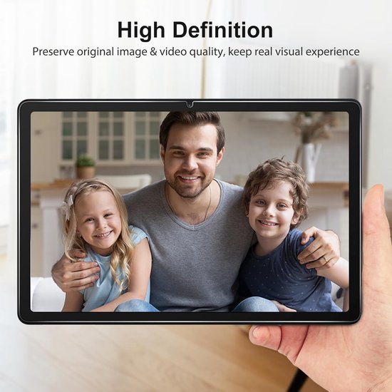 Een Samsung Galaxy Tab A9+ met een gezin dat lacht, weergegeven door de hoog-resolutie screenprotector.