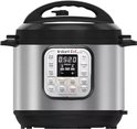 Kleine zilverkleurige Instant Pot Duo Mini multicooker met zwart deksel en digitaal display.