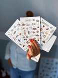 Vrouw met een aantal ABC posters in haar hand. De posters zijn Edes ABC, Lunterse ABC en Barneveldse ABC.