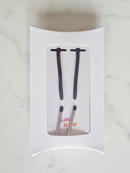 Zwarte veters met zilveren nestels op witte verpakking. Tekst 'Lace it up'.