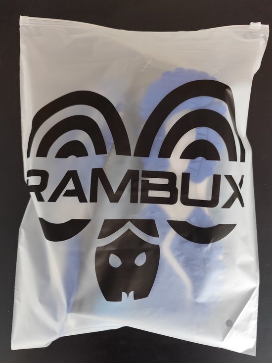 Witte plastic zak met zwarte opdruk van het RAMBUX logo, met een blauwe schoen erin.