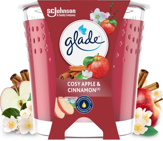 Glade geurkaars 'Cosy Apple & Cinnamon' in glazen potje. Rode wikkel met appels, kaneel en bloesems. Textuur van gaatjes in glas.