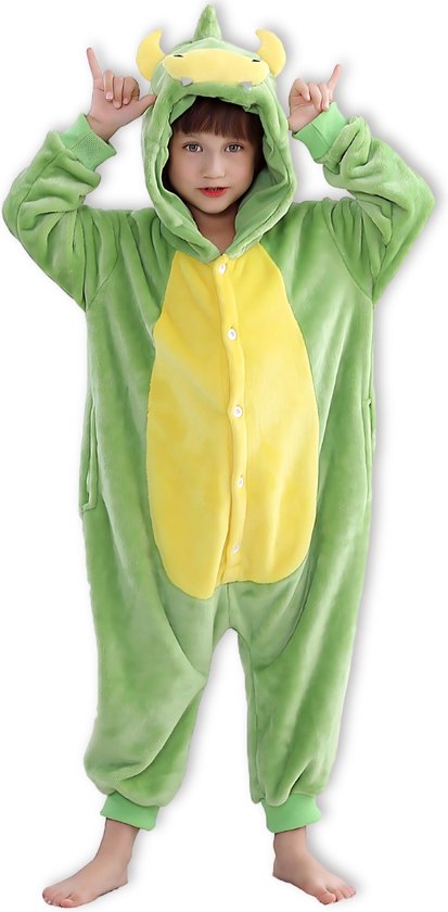 Kind in een groen en geel draken onesie met capuchon, staand en handen bij het hoofd.