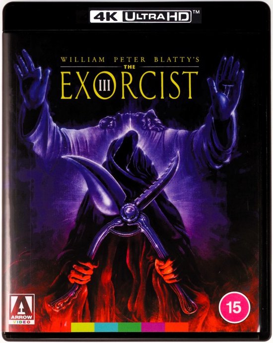 Avant de la jaquette Blu-ray de L'Exorciste III, avec une silhouette menaçante drapée de violet tenant des ciseaux.