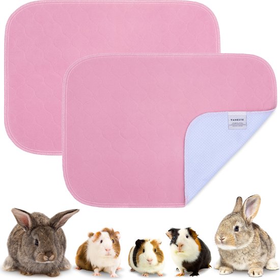 Twee roze fleece pads met ruitpatroon, met afbeeldingen van konijnen en cavia's.