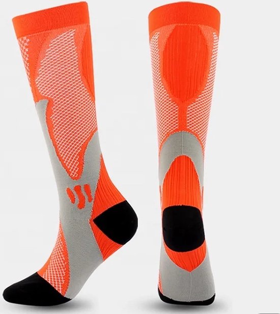 Oranje compressiekousen met grijze en zwarte accenten. De bovenkant is oranje met een wit netpatroon.