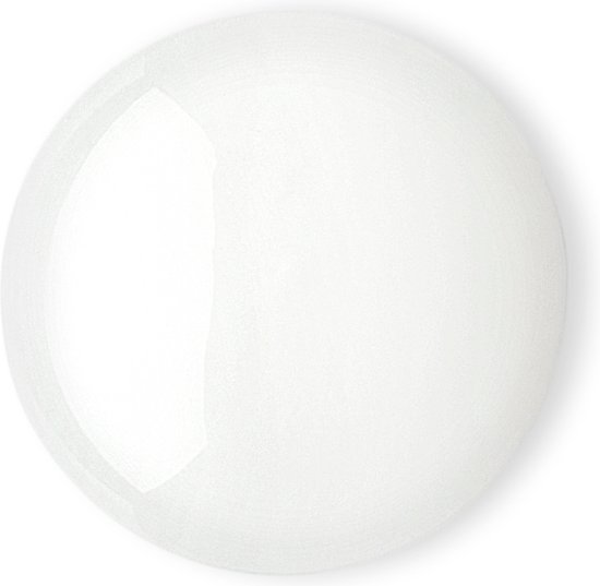 Een druppel witte aftershave emulsie op een witte achtergrond.