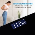 Zwarte digitale weegschaal met display dat 71.15 kg aangeeft, met een vrouw ernaast.