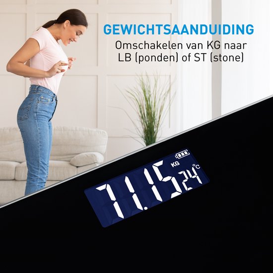 Zwarte digitale weegschaal met display dat 71.15 kg aangeeft, met een vrouw ernaast.