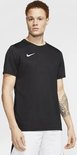 Homme aux cheveux roux avec tatouage sur le bras, vu de face, portant un t-shirt de sport noir et un short blanc.