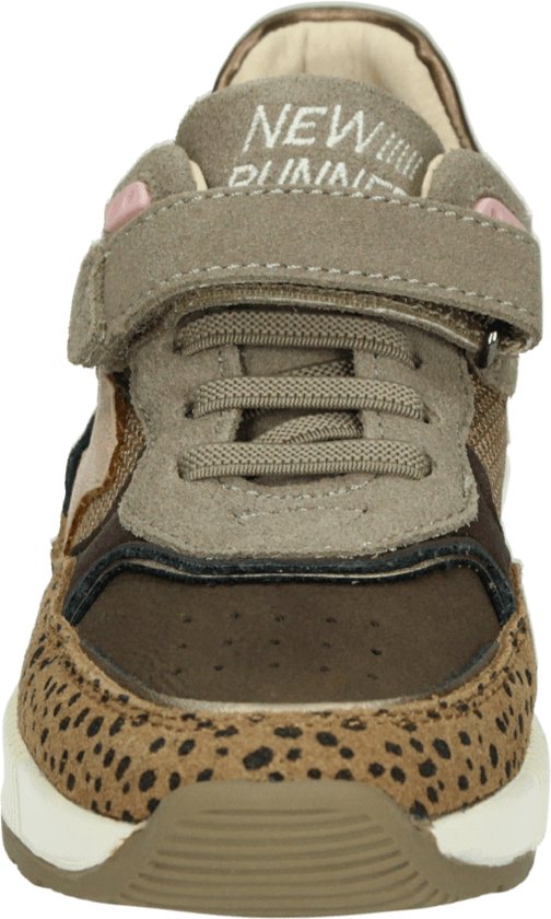 Bruine sneaker met panterprint, taupe en roze details. Klittenbandsluiting met veters.