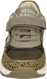 Voorkant van een bruine sneaker met luipaardprint en klittenbandsluiting. Met "NEW RUNNER" op de tong.