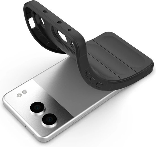 Zwarte flexibele telefoonhoes wordt over een zilveren telefoon met dubbele camera geschoven. Hoes heeft horizontale ribbels.
