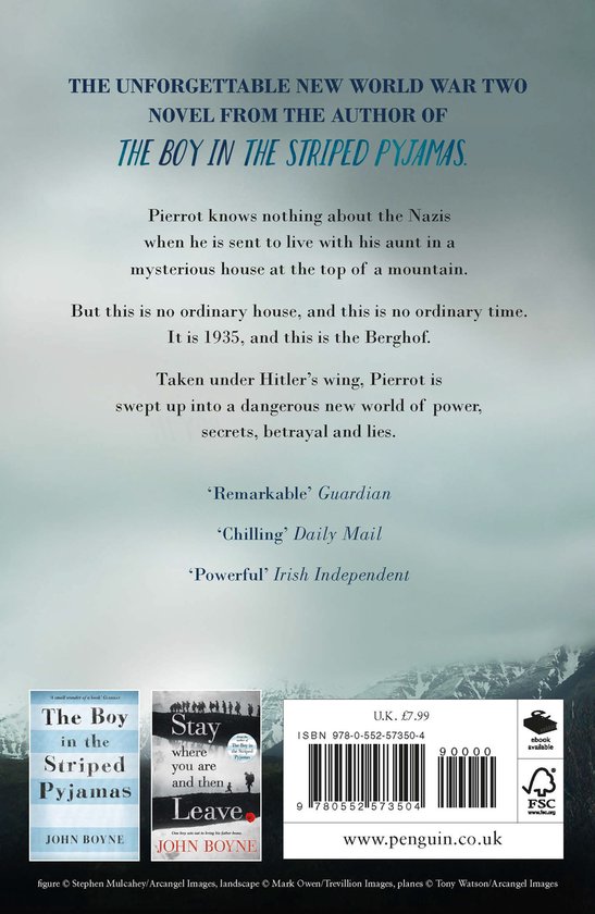 Boekcover 'The Boy at the Top of the Mountain' met tekst en bergen op de achtergrond.