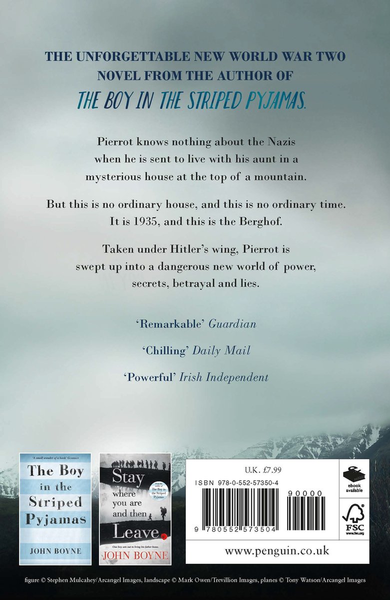 Boekcover 'The Boy at the Top of the Mountain' met tekst en bergen op de achtergrond.