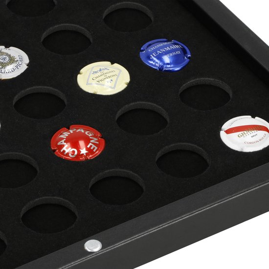 Detail van champagnecapsules: rood, wit, blauw, met tekst op zwarte ondergrond.