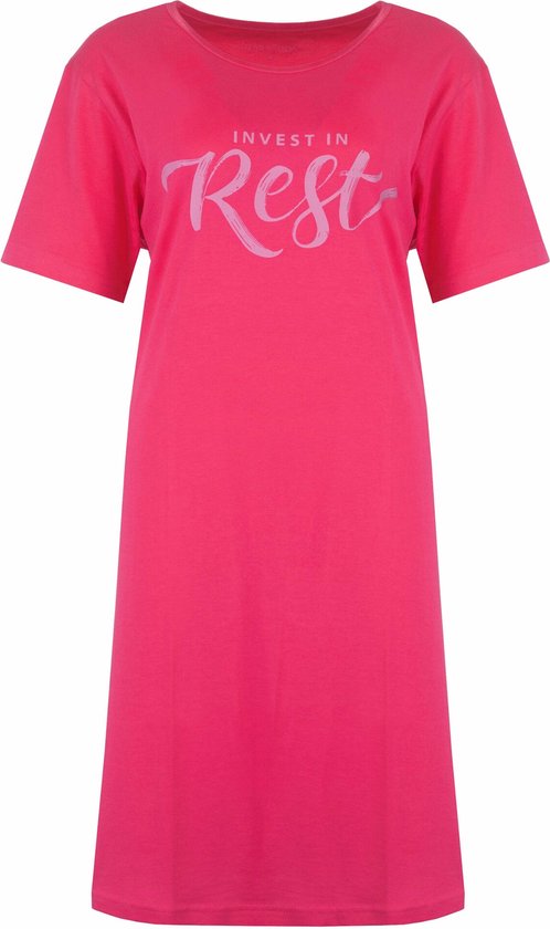 Chemise de nuit rose foncé jusqu'au genou à manches courtes avec le texte "INVEST IN Rest".
