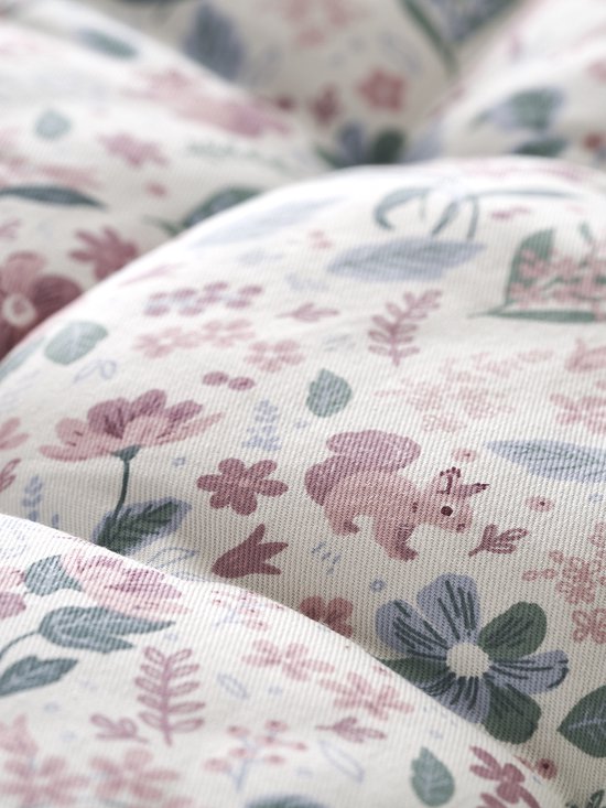 Wit vloermatras met een print van eekhoorns en bloemen in roze, paars en blauw.