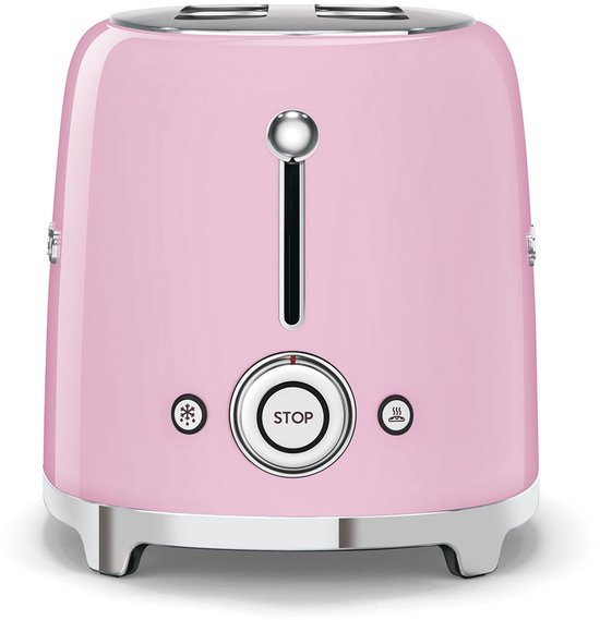 Roze SMEG broodrooster, waterkoker en citruspers op een houten tafel.