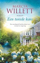 Boek 'Een tweede kans' van Marcia Willett. Familiedrama over verraad en vergeving. Met een idyllisch landschap van een stenen huisje, rivier en hortensia's.