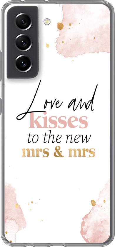 Geschikt voor Samsung Galaxy S21 FE hoesje - Quotes - 'Love and kisses to the new Mrs & Mrs' - Spreuken - Marmer print - Siliconen Telefoonhoesje