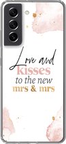 Geschikt voor Samsung Galaxy S21 FE hoesje - Quotes - 'Love and kisses to the new Mrs & Mrs' - Spreuken - Marmer print - Siliconen Telefoonhoesje