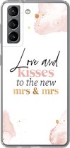 Geschikt voor Samsung Galaxy S21 hoesje - Quotes - 'Love and kisses to the new Mrs & Mrs' - Spreuken - Marmer print - Siliconen Telefoonhoesje