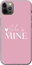 Geschikt voor iPhone 13 Pro Max hoesje - Bruiloft - Quotes - 'She is mine' - Spreuken - Siliconen Telefoonhoesje