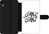 Bookcase Geschikt voor iPhone XR telefoonhoesje - 'Mrs & Mrs' - Spreuken - Quotes - Trouwen - Met vakjes - Wallet case met magneetsluiting