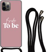 Hoesje met koord Geschikt voor iPhone 13 Pro Max - Trouwen - Quotes - 'Bride to be' - Spreuken - Siliconen - Crossbody - Backcover met Koord - Telefoonhoesje met koord - Hoesje met touw