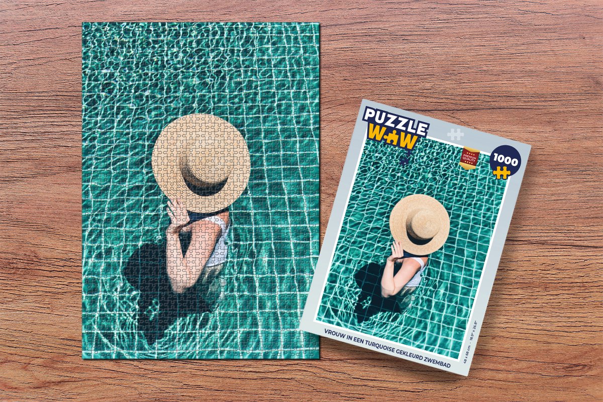 Puzzel Vrouw in een turquoise gekleurd zwembad - Legpuzzel - Puzzel 1000 stukjes volwassenen