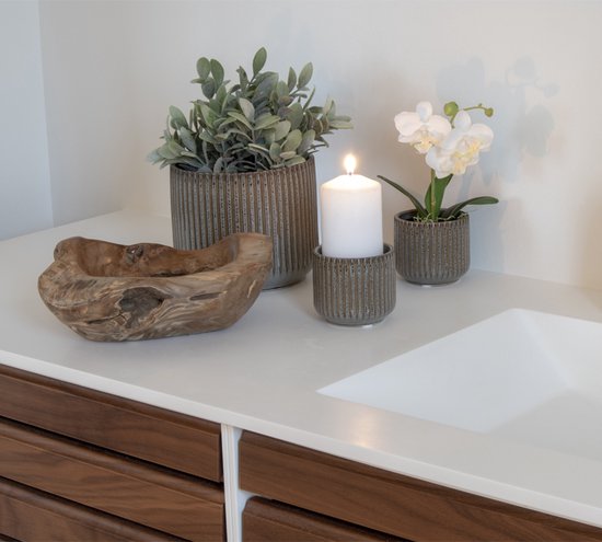 Houten schaal met planten, een brandende kaars en een witte orchidee.