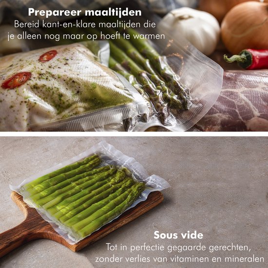 Dessus : poulet, asperges et viande dans des sacs sous vide. Dessous : asperges sur une planche en bois, cuites sous vide.