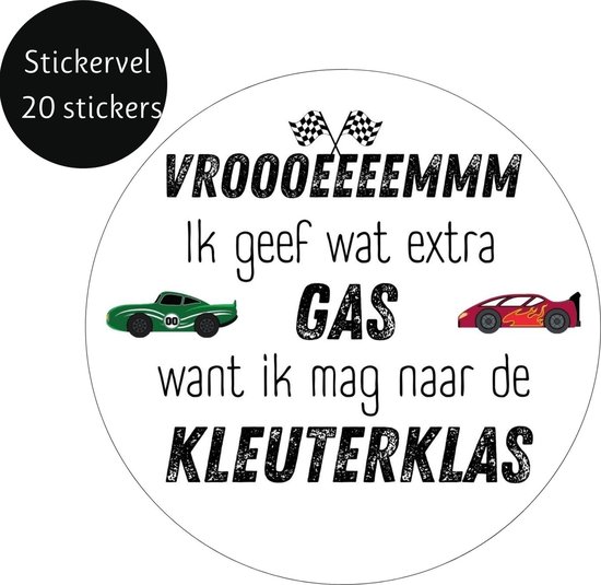 Ronde sticker met racewagens en tekst 'VROOOEEEEEMMM Ik geef wat extra GAS want ik mag naar de KLEUTERKLAS'.