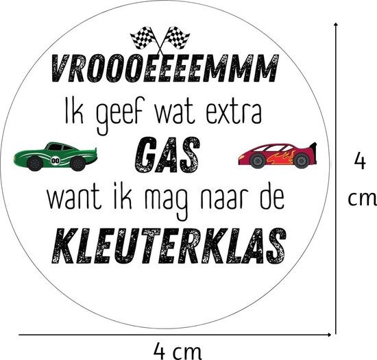 Ronde sticker met racewagens en tekst 'VROOOEEEEEMMM Ik geef wat extra GAS want ik mag naar de KLEUTERKLAS'.