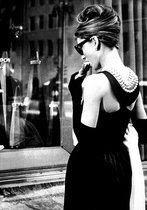 Dibond - Filmsterren - Retro / Vintage - Audrey Hepburn in wit / grijs / zwart - 50 x 75 cm.