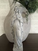 Statue de Marie en prière, pleine de pierre.