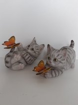 Katten beeldjes set van 2 grijzen spelende katjes met een vlinder van Clayre&Eef  12x16x9 cm