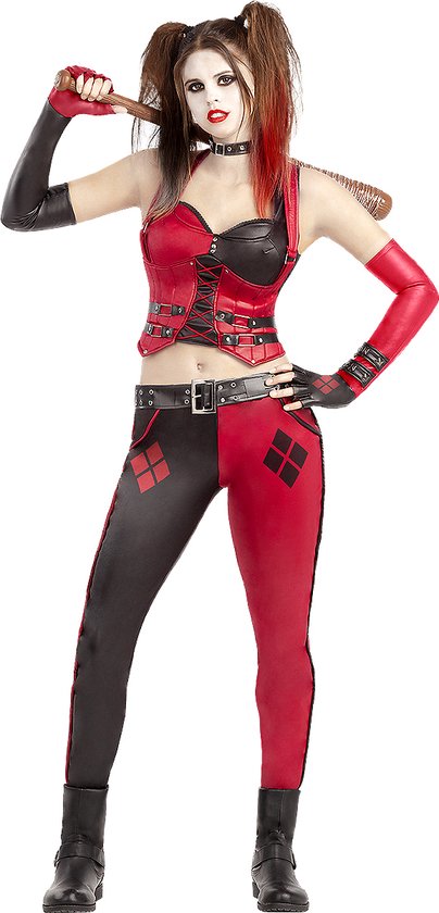 Vrouw in Harley Quinn-kostuum met knuppel: rode en zwarte outfit, ruitpatroon op linkerbroekspijp, zwarte handschoenen en laarzen.