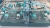Geschenkset: 2 theelichten in 2 glazen potjes versierd met kerstballetjes