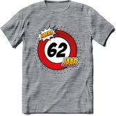 62 Jaar Hoera Verkeersbord T-Shirt | Grappig Verjaardag Cadeau | Dames - Heren | - Donker Grijs - Gemaleerd - 3XL