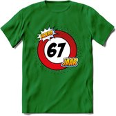 67 Jaar Hoera Verkeersbord T-Shirt | Grappig Verjaardag Cadeau | Dames - Heren | - Donker Groen - XL